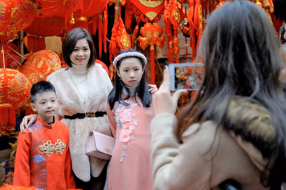 Nơi đây cũng trở thành một điểm mua sắm, chụp ảnh lý tưởng nhiều người. (Ảnh: Minh Hiếu/Vietnam+)