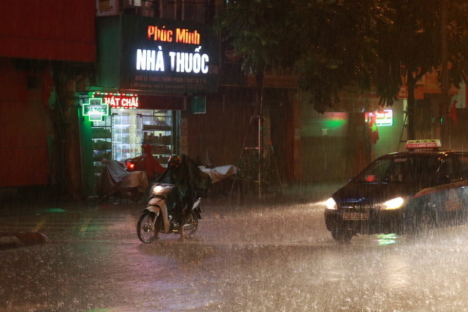 Khu vực quận Hai Bà Trưng mưa như trút nước. (Ảnh: Minh Hiếu/Vietnam+)