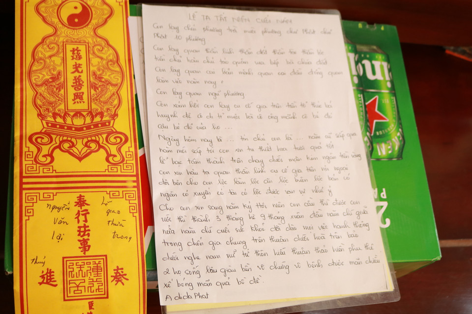 Tờ văn khấn được chuẩn bị kỹ lưỡng chờ tới giờ làm lễ. (Ảnh: Minh Hiếu/Vietnam+)
