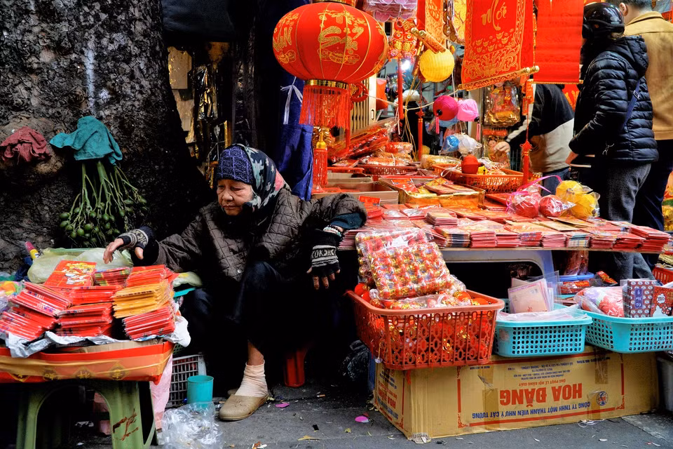 Cô bán hàng đang ngồi sắp xếp những thếp bao lì xì của mình. (Ảnh: Minh Hiếu/Vietnam+)