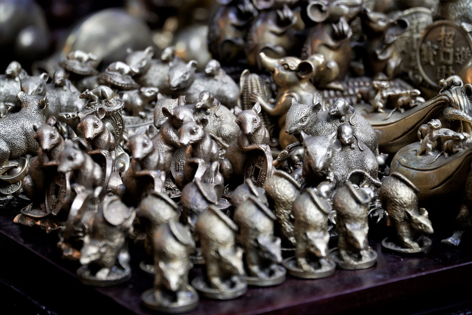 Từ lâu, hình ảnh Chuột trong văn hóa dân gian vẫn gắn liền với sự khởi đầu, may mắn và no đủ. Vì thế nên những tượng Chuột phong thủy trong nhà sẽ giúp gia chủ thêm nhiều tài lộc, an khang, thịnh vượng. (Ảnh: Minh Hiếu/Vietnam+)