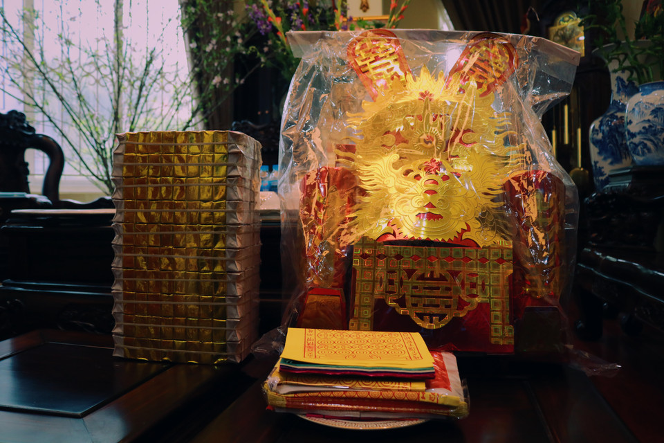 Tiền, vàng mã là những thứ không thể thiếu trong các dịp lễ ngoài miền Bắc. (Ảnh: Minh Hiếu/Vietnam+)