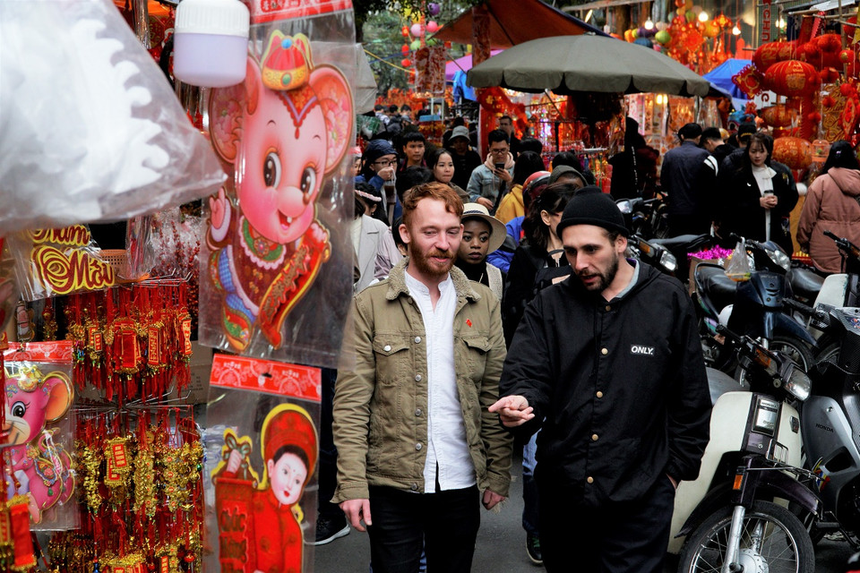 Cứ gần Tết Nguyên đán, con phố Hàng Mã (Hoàn Kiếm, Hà Nội) lại nhộn nhịp và náo nhiệt bởi người dân đi sắm tết cũng như du khách trong và ngoài nước tới tham quan. (Ảnh: Minh Hiếu/Vietnam+)