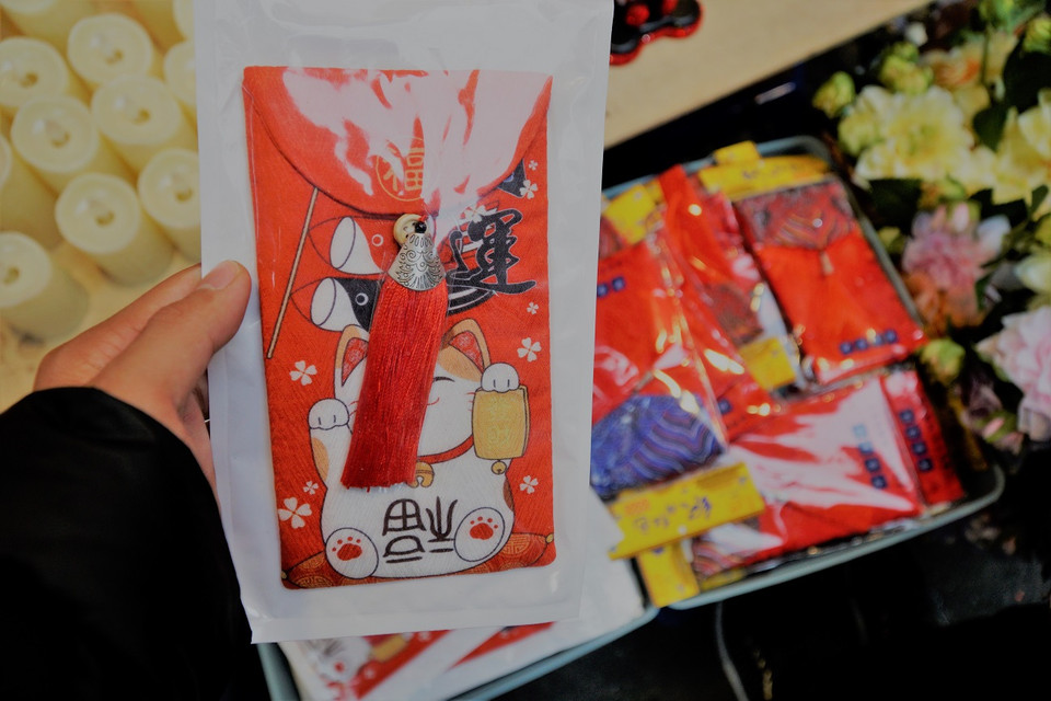 Nhiều phong bao có thiết kế và chất liệu mới lạ để thu hút người mua hàng. (Ảnh: Minh Hiếu/Vietnam)