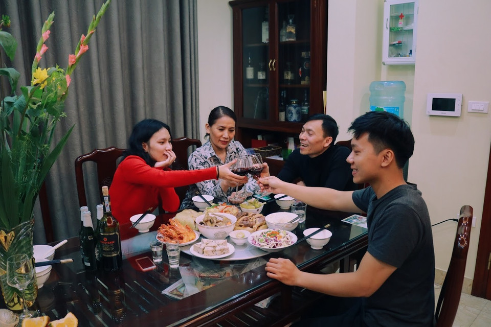 Vào ngày tất niên, tất cả các thành viên trong gia đình sẽ quây quần bên nhau, với các món ăn truyền thống. Sau khi thắp nhang cho ông bà xong, mọi người sẽ ngồi xuống để cùng nhau ăn uống, ôn lại chuyện của năm qua và chào đón năm mới sắp đến. (Ảnh: Minh Hiếu/Vietnam+)