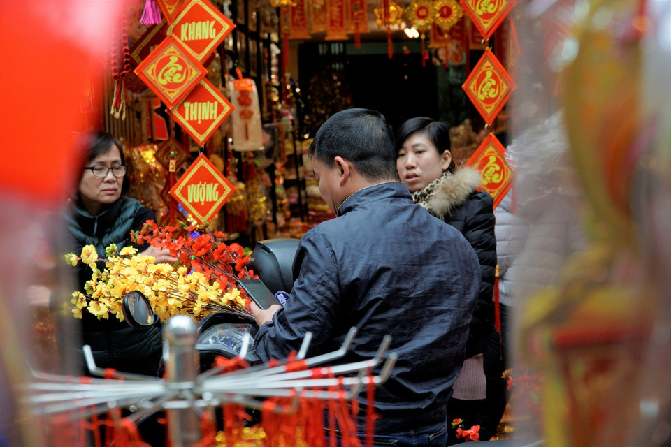 Chỉ còn chưa đầy 5 ngày nữa là đến Tết Nguyên Đán, đây là thời gian gấp rút để mọi người mua sắm vật dụng trang trí cho dịp lễ đặc biệt này. (Ảnh: Minh Hiếu/Vietnam+)