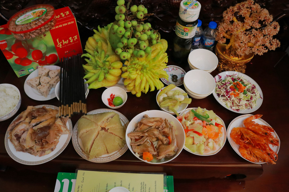 Giống như những gia đình truyền thống ở miền Bắc, mâm cỗ tất niên gia đình chị Thuỷ gồm các món ăn mặn, mang hương vị đặc trưng ngày Tết như bánh chưng, gà luộc, giò chả hay đến món xào, củ kiệu,… (Ảnh: Minh Hiếu/Vietnam+)