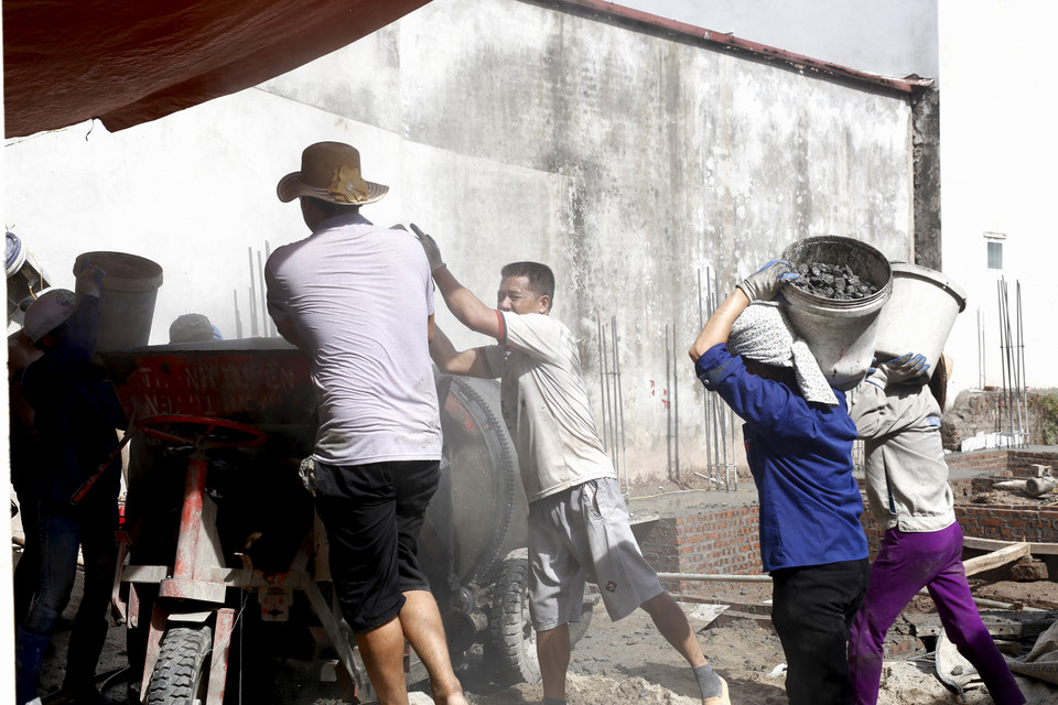 Hằng ngày, anh Phương đi làm các công việc chủ lán trọ công nhân phân cho. Có ngày làm bê tông, đổ móng cho nhà dân, có lúc bổ sung tăng cường thêm cho các công trình lớn hơn. (Ảnh: Phương Linh/Vietnam+) 