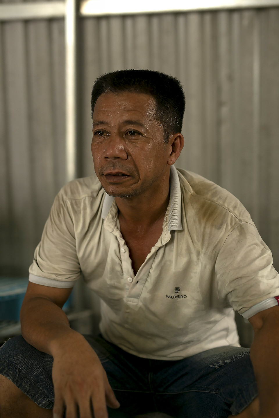 Anh Cao Duy Phương, 53 tuổi, quê ở Nam Định lên Hà Nội làm việc đã vài năm nay. Trong những ngày hè nóng bức, khi Hà Nội chạm ngưỡng gần 40 độ C, anh vẫn phải tiếp tục công việc cửu vạn thường ngày với cường độ cao. (Ảnh: Phương Linh/Vietnam+)