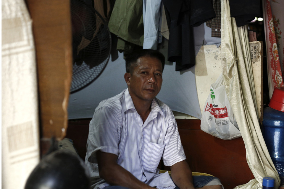 Người đàn ông 53 tuổi này sau những mệt mỏi ngoài kia, về góc nghỉ nhỏ, ngồi suy nghĩ về cuộc sống của mình. Lao động thì không bao giờ là nhàn hạ, đặc biệt là đối với những người làm xây dựng, làm bê tông, ngày ngày “làm bạn” với xi măng, cát đá..., lại sống trong cảnh xa quê, nơi ăn chốn ở tạm bợ. Phải chăng động lực khiến họ có thể vượt qua, ngoại trừ gia đình thì còn có sự đồng cảm sẻ chia đến từ anh chị em trong lán trọ nghèo kia…? (Ảnh: Phương Linh/Vietnam+)