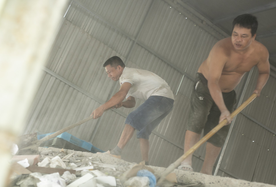 Môi trường làm việc của những người công nhân luôn đặt mình trong sự bụi bặm và nhiều yếu tố ảnh hưởng đến sức khoẻ. (Ảnh: Phương Linh/Vietnam+)