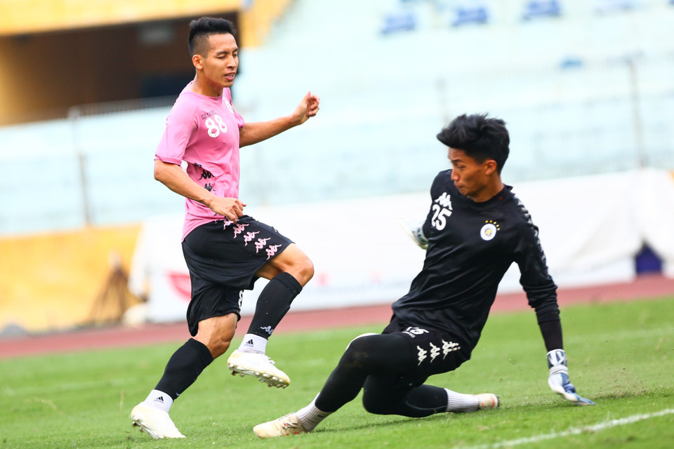 Trong một pha phối hợp với Quang Hải, Hùng Dũng thoát xuống đối mặt thủ môn nhưng không thể ghi bàn. Đây là tình huống "hai Quả bóng Vàng" chơi ăn ý. (Ảnh: Nguyên An/Vietnam+)