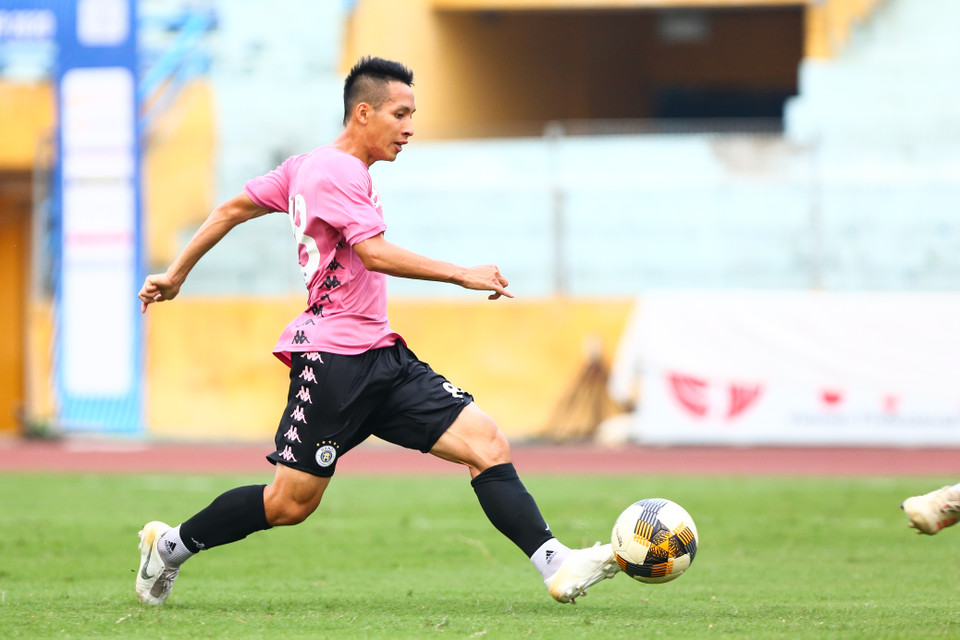 Trong bài thi đấu đối kháng, hai Quả bóng Vàng gần nhất là Hùng Dũng và Quang Hải cùng đội, đối đầu với Thành Lương bên kia chiến tuyến. (Ảnh: Nguyên An/Vietnam+)