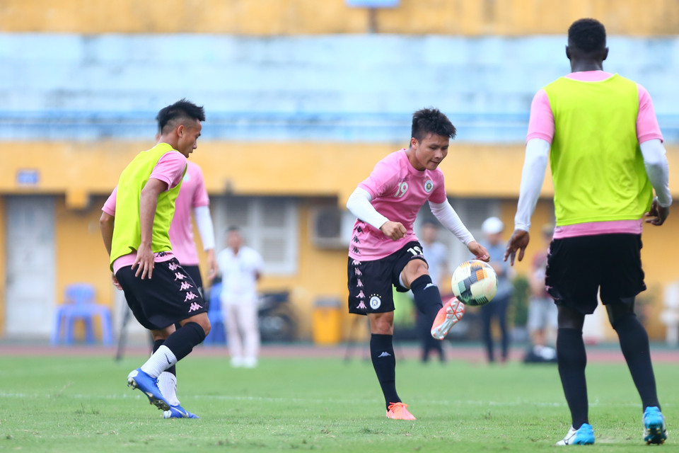 Quang Hải và Hũng Dũng chơi cùng đội và chia nhau hai vị trí tiền vệ trung tâm. Cả hai chơi năng nổ và hiệu quả. (Ảnh: Nguyên An/Vietnam+)