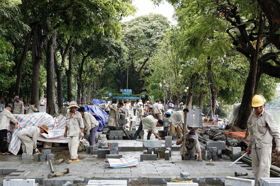 Dự án làm xung quanh Hồ Gươm nên nhận được rất nhiều sự chú ý và quan tâm của người dân sống xung quanh cũng như người Hà Nội hay ghé qua và yêu thích không khí phố đi bộ mỗi cuối tuần. (Ảnh: Phương Linh/Vietnam+)