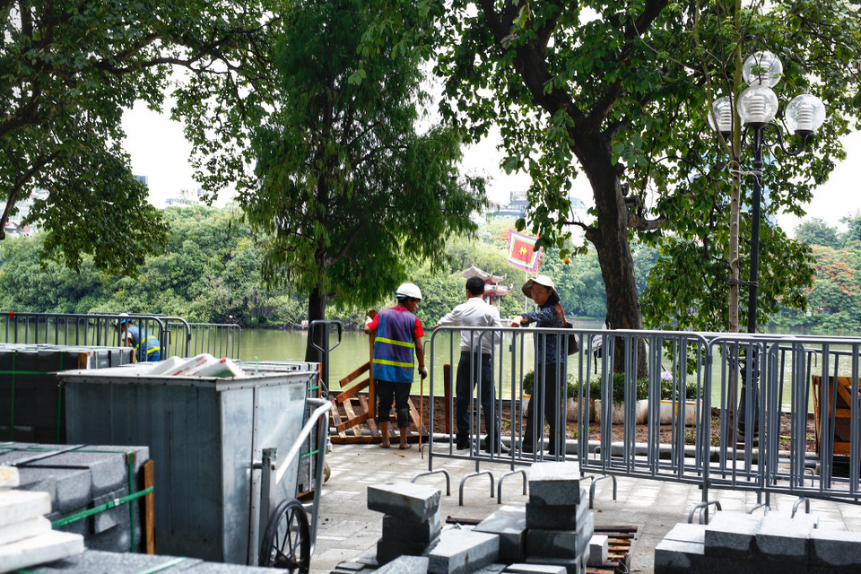 Mỗi ngày đều có người giám sát, chỉ đạo chặt chẽ và liên tục quá trình thi công. Phụ trách kỹ thuật của hạng mục lát vỉa hè lần này khẳng định: Chúng tôi cố gắng hết sức để đảm bảo chất lượng thi công tốt nhất theo chủ trương của bên trên, từ đá cho đến các kỹ thuật đều đảm bảo quy cách của bên tư vấn giám sát. Người dân xem và giám sát chúng tôi vô cùng kỹ.” (Ảnh: Phương Linh/Vietnam+)