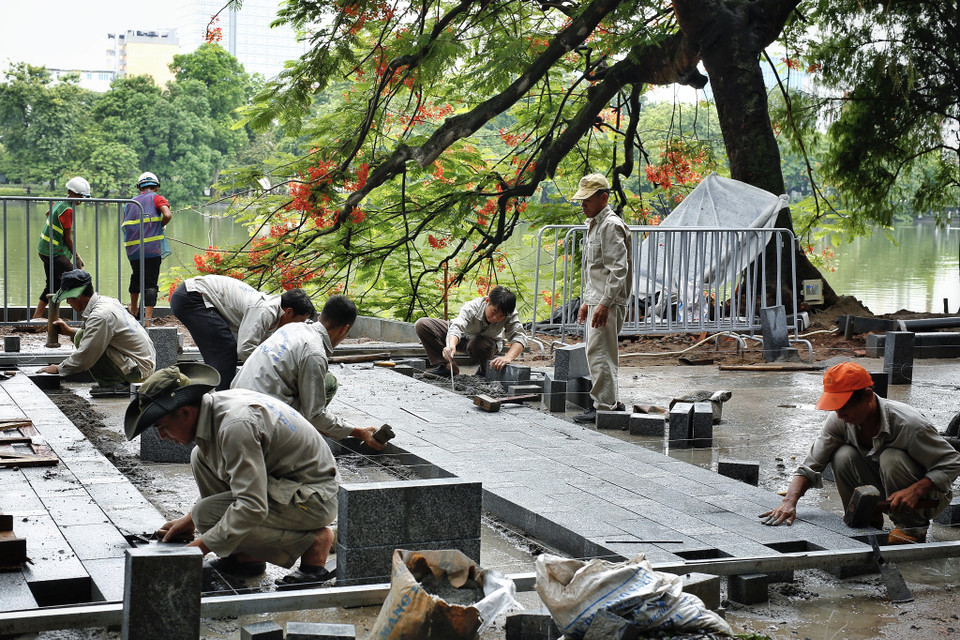 Người dân sống ở Hà Nội, những người đã quan sát và chú ý đến dự án lát vỉa hè này đều bày tỏ mong muốn đường sá, vỉa hè được nâng cấp tốt hơn. Tuy nhiên, dự án lần này liệu có đủ chất lượng và giá trị để làm “hài lòng” họ hay không thì có lẽ phải đợi thêm một thời gian nữa…(Ảnh: Phương Linh/Vietnam+)