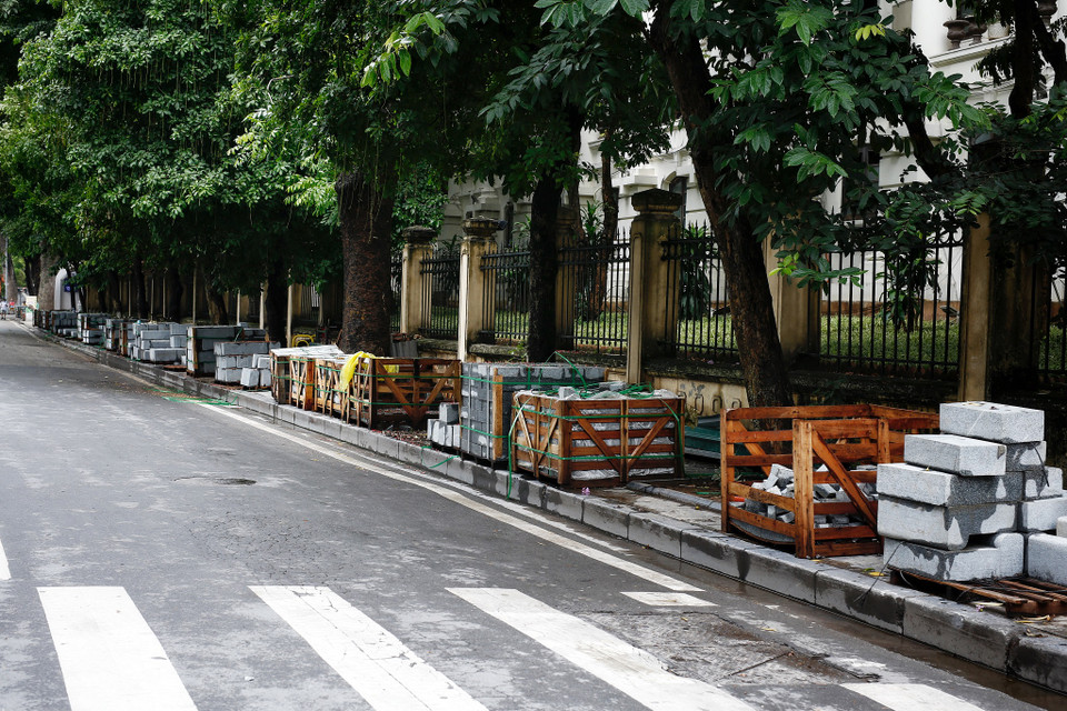 Đá với các kích thước khác nhau được xếp hết dọc bên đường đối diện đoạn thi công để thuận lợi cho công nhân khuân bê và di chuyển. (Ảnh: Phương Linh/Vietnam+)