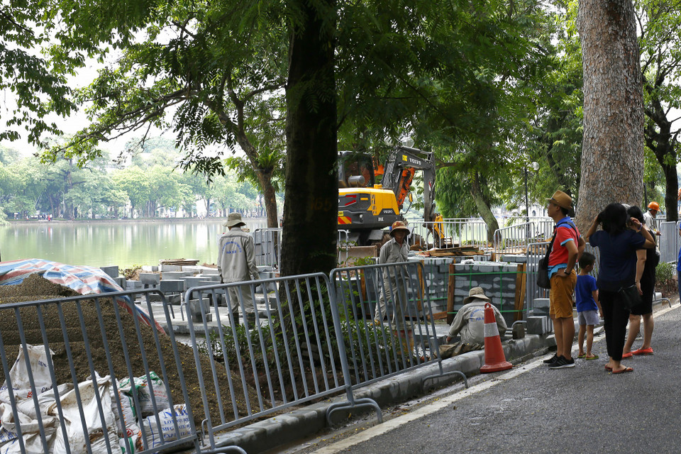 Anh Hoàng Nam (Hoàn Kiếm, Hà Nội) lại có chia sẻ: “Lát đá vỉa hè xong thì vẻ đẹp ở quanh Hồ Gươm này cũng tăng lên, nhưng liệu trong thời điểm bây giờ, khi nhà nước có rất nhiều việc cấp bách hơn cần xử lí, cần đến tiền, việc dùng đá hoa cương đắt như thế để làm vỉa hè có phù hợp hay không?! Đấy là điều tôi băn khoăn.” (Ảnh: Phương Linh/Vietnam+)