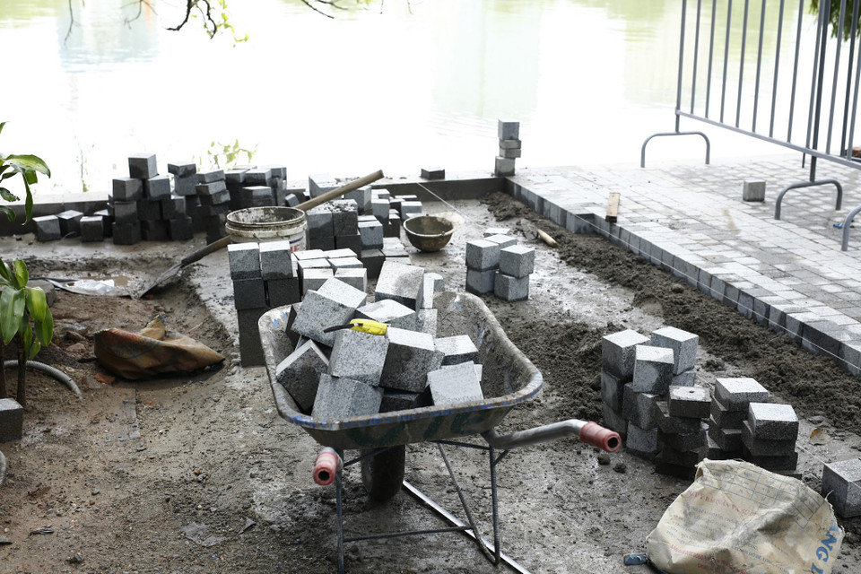 Đá được sử dụng trong dự án lần này được biết là đá Granit, được khai thác từ Bình Định có kích cỡ từ 1-100kg, đá rất nặng và có khả năng chịu lực tốt. (Ảnh: Phương Linh/Vietnam+)