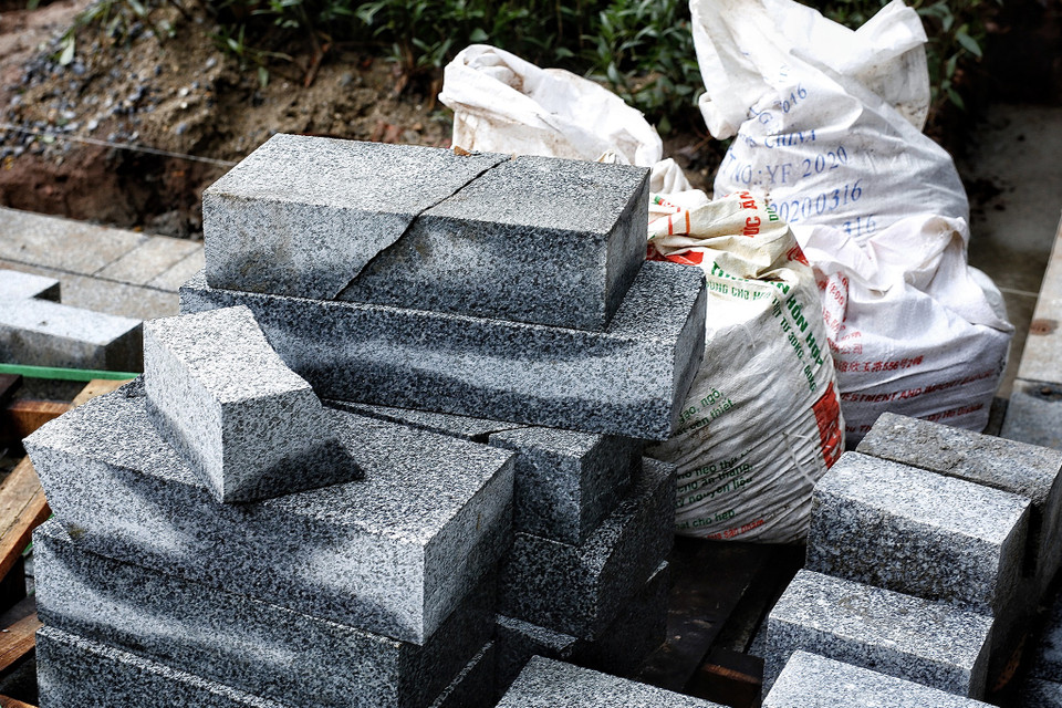 Hình ảnh các tấm đá dày nặng hơn 30kg bị nứt vỡ, một số người dân quan sát thi công đã để ý và bày tỏ thái độ không tin tưởng nhiều vào dự án lần này. Mặt khác, họ cũng nêu ra những quan điểm và nhận định riêng của bản thân về dự án. (Ảnh: Phương Linh/Vietnam+)
