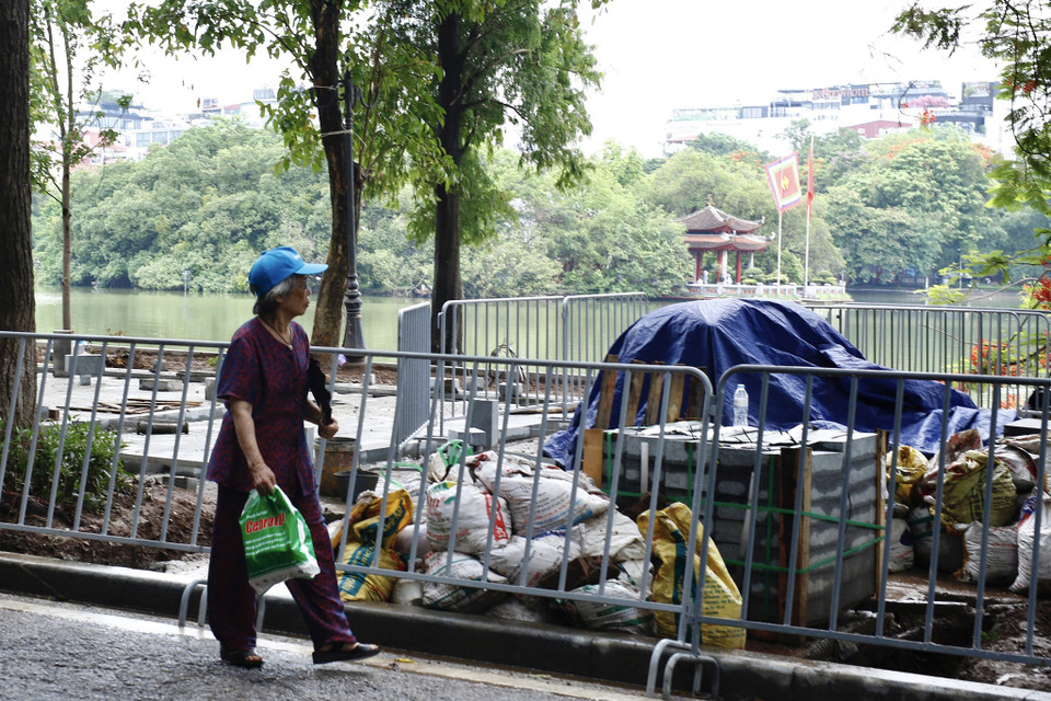 Cụ bà Nguyễn Thị Tý là người Hà Nội, hay lên Hồ Gươm để tản bộ. Cụ chia sẻ:“Lát lại đá thì làm đẹp cho thành phố thôi, nhưng chất lượng với tiến độ thì chưa biết được. Cũng hy vọng là sẽ đạt được như lời họ nói” Ảnh: Phương Linh/Vietnam+)