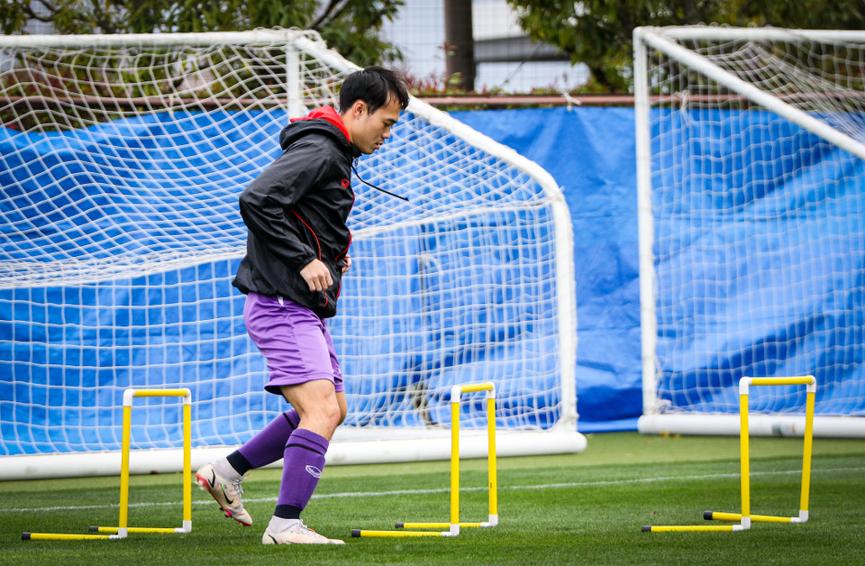 Ở buổi tập đầu tiên sau khi tới Nhật Bản, đoàn quân của huấn luyện viên Park Hang-seo phải nghỉ sớm vì gặp mưa lớn và gió rét. Còn ở buổi tập gần nhất vào hôm qua (27/3), toàn đội đối mặt không khí lạnh, khác hẳn với khi tập luyện, thi đấu tại Việt Nam. (Ảnh: VFF)