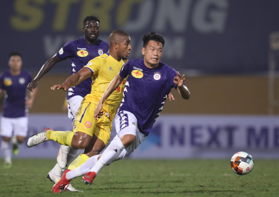Trận đấu giữa Hà Nội FC với Nam Định chiều 7/3 hấp dẫn ngay từ phút đầu tiên khi hai đội chơi cởi mở và chủ động tấn công. (Ảnh: Nguyên An/Vietnam+)