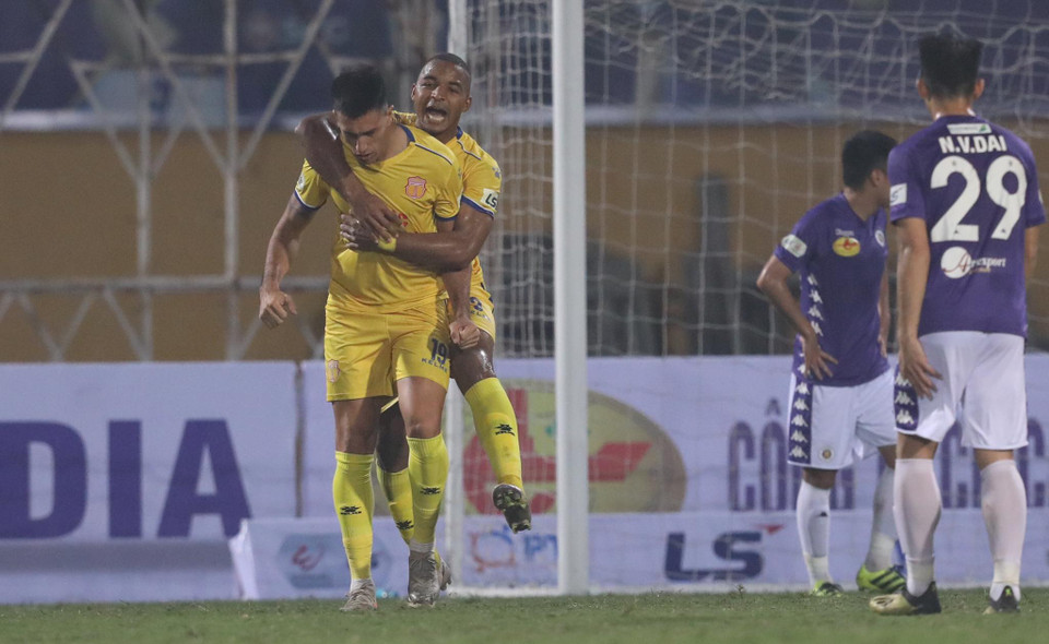 Nỗ lực của đội bóng này được đền đáp ở ngay đầu hiệp hai. Đỗ Merlo bật cao đánh đầu hiểm hóc giúp đội khách rút ngắn tỷ số xuống 1-2. (Ảnh: Nguyên An/Vietnam+)