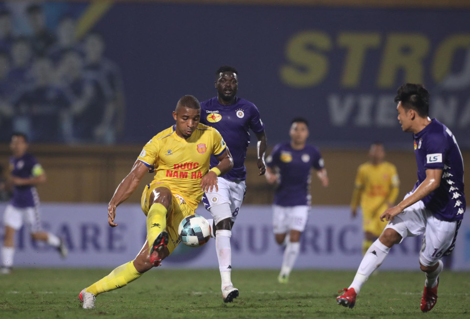 Bàn thắng này khiến trận đấu trở nên hấp dẫn hơn khi đôi bên đều chơi quyết tâm. (Ảnh: Nguyên An/Vietnam+)