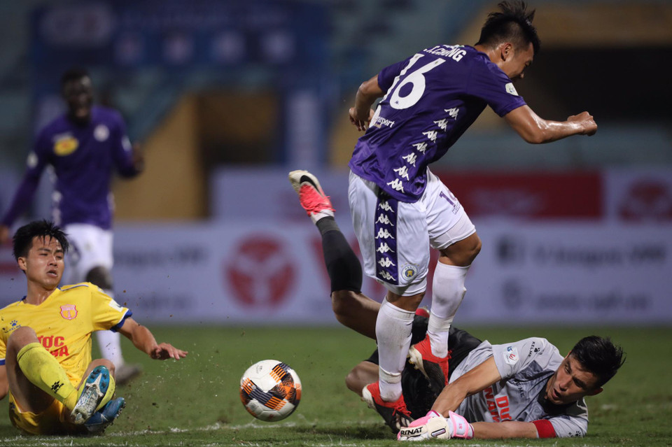 Thế nhưng, mải mê tấn công khiến Nam Định phải nhận thêm bàn thua. Đội bóng thủ đô nâng tỷ số lên 2-0 nhờ công của Văn Đại sau một tình huống dứt điểm quyết đoán từ ngoài vòng cấm. (Ảnh: Nguyên An/Vietnam+)