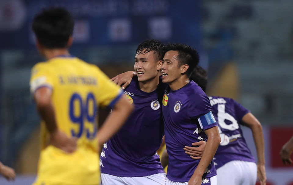 Hà Nội FC một lần nữa tận dụng cơ hội tốt hơn để vươn lên dẫn 3-1. Trung vệ trẻ Bùi Hoàng Việt Anh là người nâng tỷ số với cú sút ở cự ly gần. (Ảnh: Nguyên An/Vietnam+)