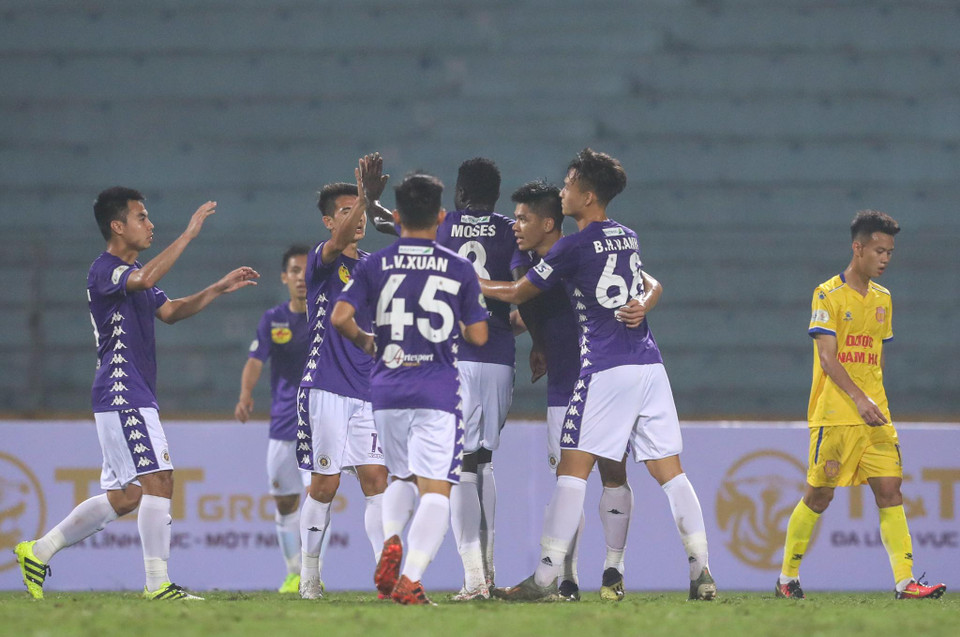 Vì vậy bàn thắng sớm đến ngay từ phút thứ 8. Văn Quyết căng ngang khó chịu cho Omar khiến hậu vệ Nam Định lúng túng phá bóng phản lưới nhà. (Ảnh: Nguyên An/Vietnam+)