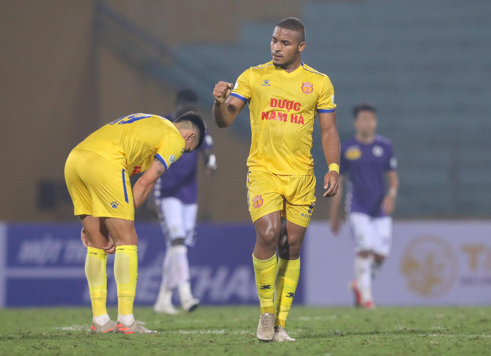 Nhưng Nam Định chưa chịu khuất phục và có bàn thắng rút ngắn 2-3 sau đó nhờ công của Rafaelson. (Ảnh: Nguyên An/Vietnam+)