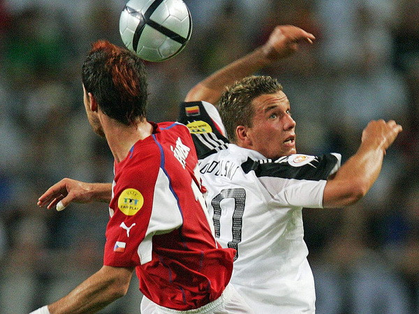 Trận đấu đầu tiên tại Euro 2004 với Cộng hòa Séc (Ảnh: Nguồn Dfb.de)