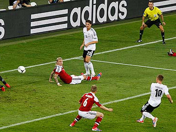 Bàn thắng vào lưới Đan Mạch tại Euro 2012 lưu dấu kỷ niệm ngọt ngào trong trận đấu thứ 100 khoác áo Die Mannschaft của hoàng tử. (Ảnh: Nguồn: Dfb.de)