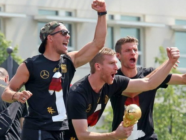 Cùng tuyển Đức giành cúp vàng vô địch thế giới World Cup 2014 (Ảnh: Nguồn Dfb.de)