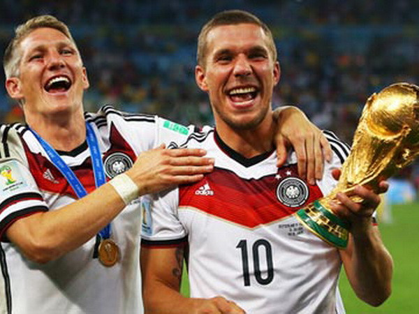 Đôi bạn Poldi- Basti chung niềm vui giành cúp vàng thế giới 2014 (Ảnh: Nguồn Dfb.de)