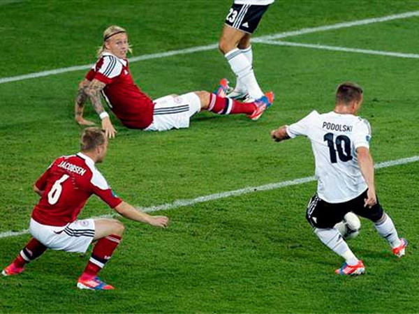Ghi bàn trong trận gặp Đan Mạch tại Euro 2012. (Ảnh: Nguồn: Dfb.de)