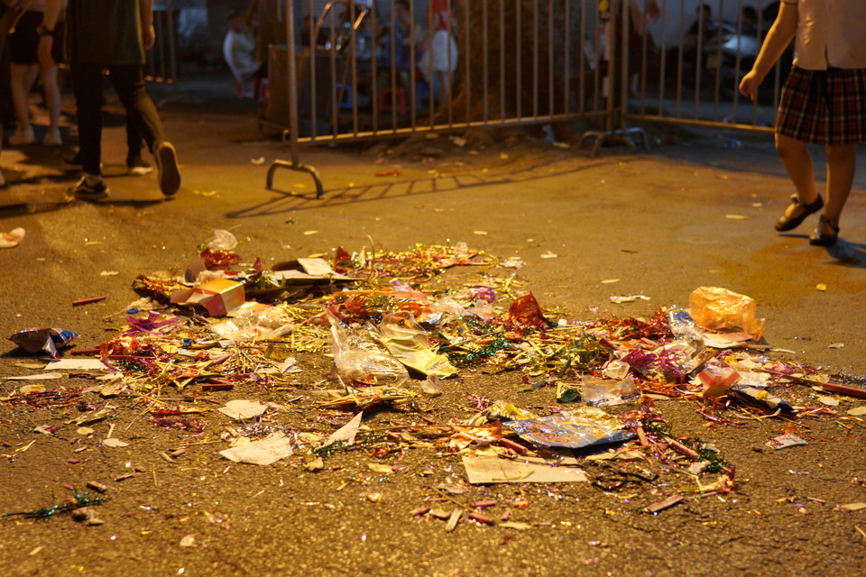 Nhiều người sử dụng xong các đồ chơi liền xả rác ngay tại chỗ. (Ảnh: Minh Hiếu/Vietnam+)