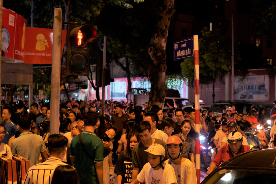 Hôm nay (13/9) là Tết trung thu cổ truyền nên người dân Hà Nội đã đổ ra đường chật kín khắp các tuyến phố. (Ảnh: Minh Hiếu/Vietnam+)