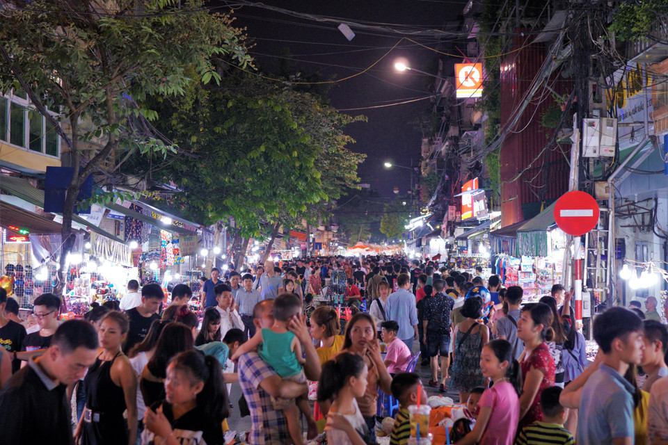 Phố Đồng Xuân chật kín người. (Ảnh: Minh Hiếu/Vietnam+)