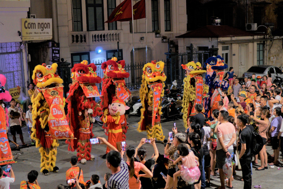 Múa lân đặc sắc trên con phố Lê Lai. (Ảnh: Minh Hiếu/Vietnam+)
