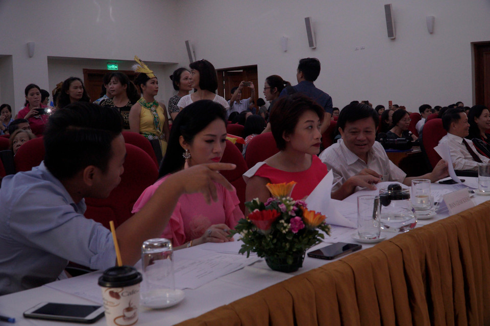 Ban giám khảo của cuộc thi đều là những người có chuyên môn cao. (Ảnh: Minh Hiếu/Vietnam+)