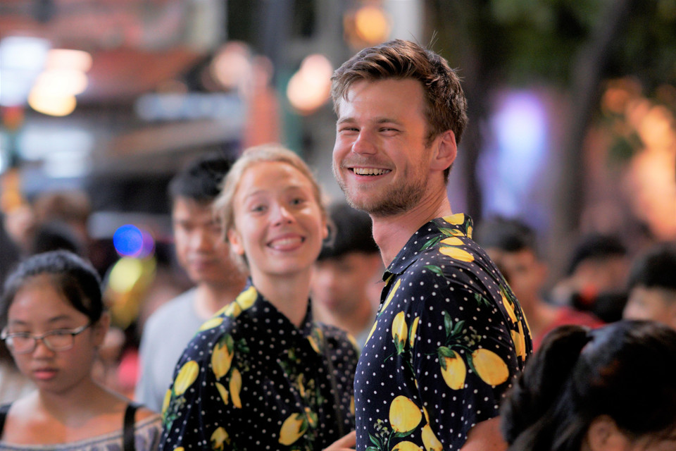 Nhiều người nước ngoài cũng xuống đường tham gia đón Tết trung thu. (Ảnh: Minh Hiếu/Vietnam+)