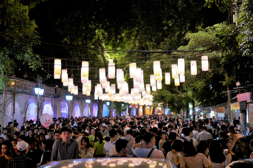 Con phố check-in nổi tiếng Phùng Hưng cũng trong tình trạng 'biển người'. (Ảnh: Minh Hiếu/Vietnam+)