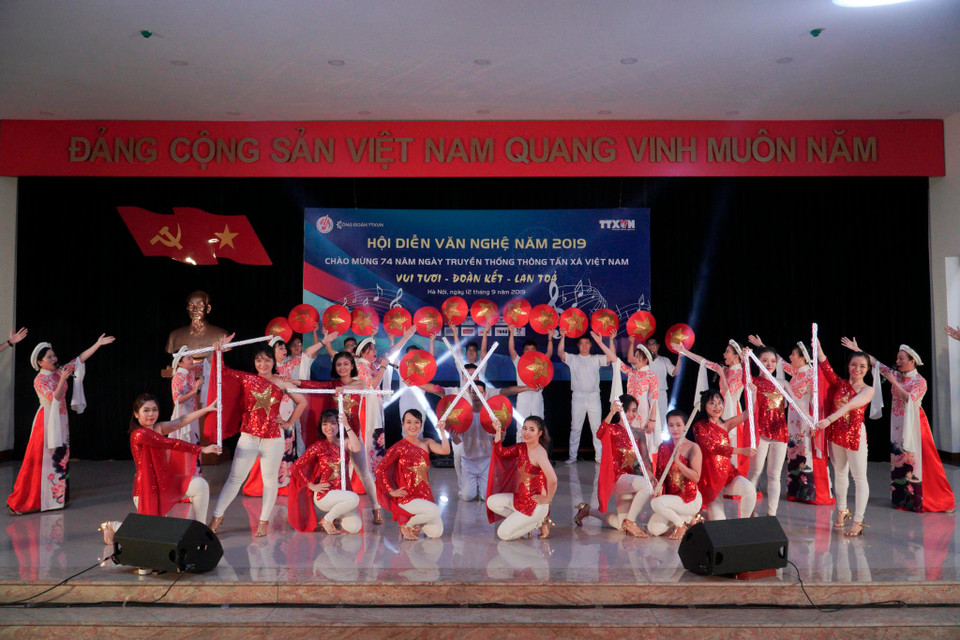 Hội diễn văn nghệ đã thu hút được sự tham gia sôi nổi của tất cả các đơn vị trong toàn ngành với 41 tiết mục hoành tráng được dàn dựng công phu từ 19 đơn vị. (Ảnh: Minh Hiếu/Vietnam+)