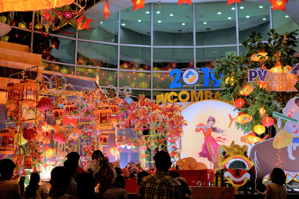 Ngoài những tuyến phố đi bộ, tại chi nhánh PVComBank Tràng Tiền cũng trang trí rất bắt mắt. (Ảnh: Minh Hiếu/Vietnam+)