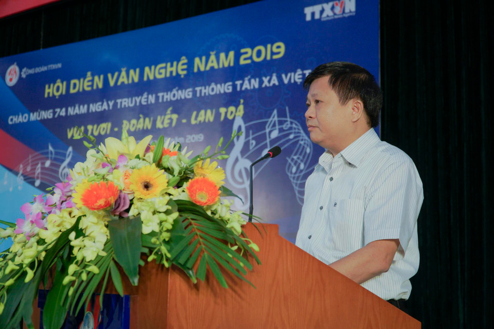 Ông Đinh Đăng Quang, Phó bí thư Đảng ủy, Phó Tổng giám đốc TTXVN, Chủ tịch Công đoàn, Trưởng ban tổ chức phát biểu khai mạc sự kiện. (Ảnh: Minh Hiếu/Vietnam+)