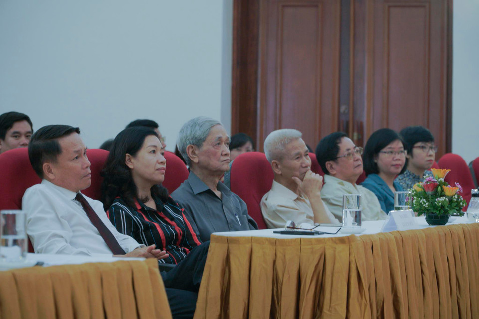 Tham gia buổi văn nghệ còn có sự góp mặt của đồng chí Nguyễn Đức Lợi, Ủy viên Trung ương Đảng, Tổng giám đốc TTXVN và các nguyên lãnh đạo của TTXVN. (Ảnh: Minh Hiếu/Vietnam+)